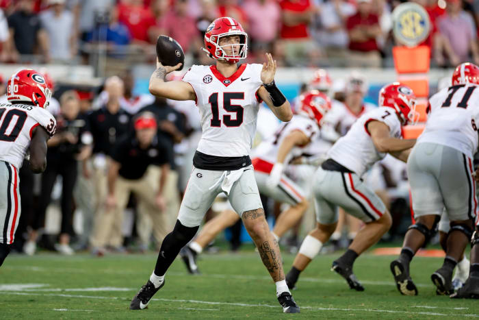Georgia quarterback Carson Beck (15) throws the ball during the second half of his team's 2023 game against Florida at Everbank Stadium in Jacksonville, Fla.